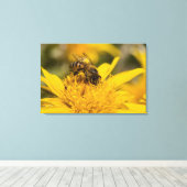Afrikaanse honingbijen met stuifmeelvoeding canvas afdruk (Insitu (Houten vloer))
