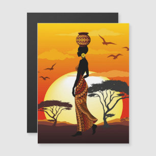 Afrikaanse mooie vrouw silhouet op Afrikaanse zonn