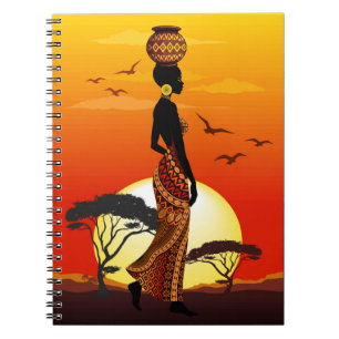 Afrikaanse mooie vrouw silhouet op Afrikaanse zonn Notitieboek