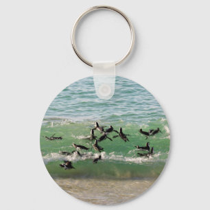 Afrikaanse pinguïns zwemmen op het strand sleutelhanger