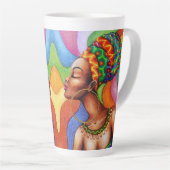 Afrikaanse vrouw met was traditionele stof latte mok (Rechterhoek)