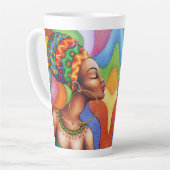 Afrikaanse vrouw met was traditionele stof latte mok (Linkerhoek)