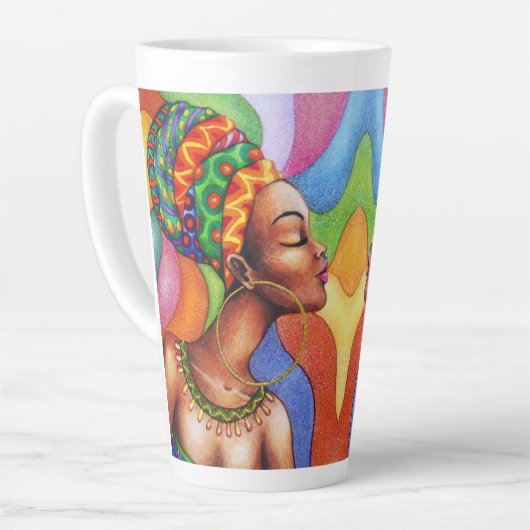 Afrikaanse vrouw met was traditionele stof latte mok (Linkerhoek)