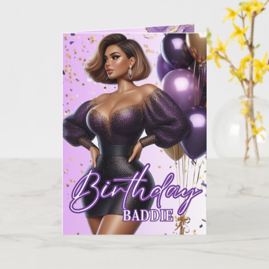 Afro-Amerikaanse Curvy Vrouw Paarse Glam Verjaarda Kaart (Gele Bloem)