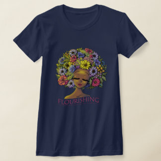 Afro-Amerikaanse vrouw met bloemen in haar haar T-shirt
