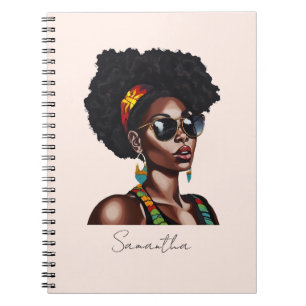 Afro-Amerikaanse vrouw met chique zonnebril Notitieboek