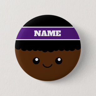 Afro kind met zwart haar en sportieve hoofdband na ronde button 5,7 cm