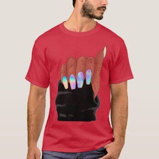 Afro-vrouw hand met holograafnagels t-shirt