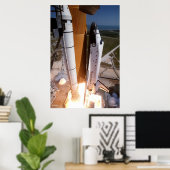 Afstand van de Space Shuttle "Endeavor" Poster (Thuiskantoor)