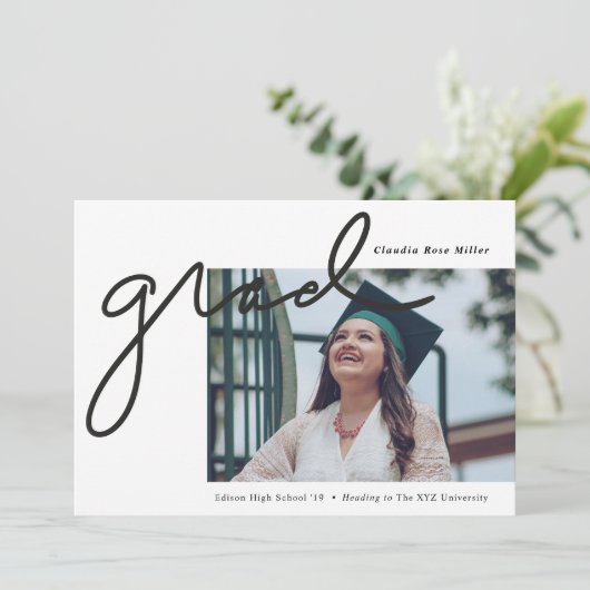 Afstudeerder handgeschreven in zwart modern Afstud Aankondiging (Staand voorkant)