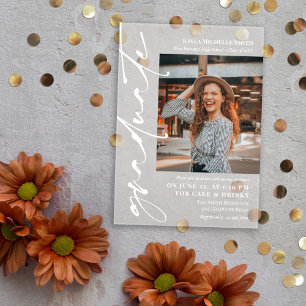 Afstudeerfeest met witte handtekening-script acryl uitnodigingen