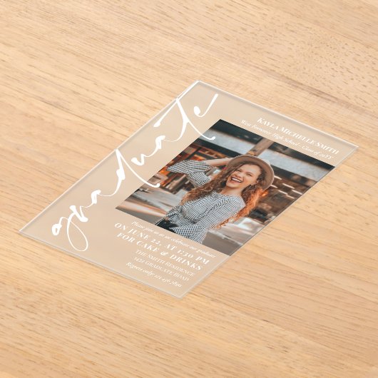 Afstudeerfeest met witte handtekening-script acryl uitnodigingen (Laagn)