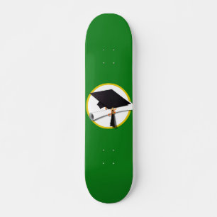 Afstudeerlampvoet met diploma over groene skateboard