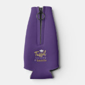 Afstuderen 2025 Paarse Afstudeerder Partij Swag Flesjeskoeler (Achterkant)