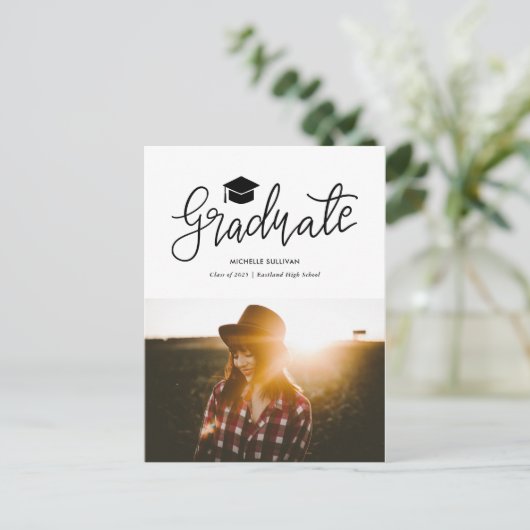 Afstuderen Casual script | Moderne Afstudeerder fo Aankondigingskaart (Staand voorkant)