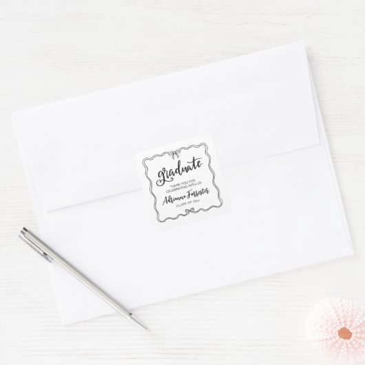Afstuderen Casual script Schattigee boog | Dank je Vierkante Sticker (Envelop)