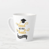 Afstuderen dat de aanval de hal waard was latte mok (Linkerhoek)