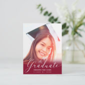 Afstuderen Foto Modern Script Maroon Invitation Briefkaart (Staand voorkant)