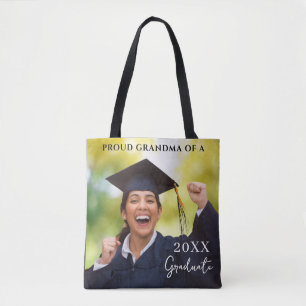 Afstuderen foto trotse oma draagtas