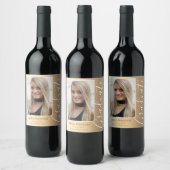 Afstuderen Gold Stylish Script Modern Photo Wijn Etiket (Flessen)