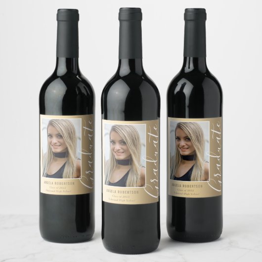 Afstuderen Gold Stylish Script Modern Photo Wijn Etiket (Flessen)