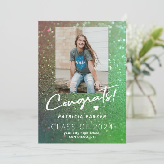 Afstuderen het girale moderne afstuderen voor midd aankondiging (Staand voorkant)