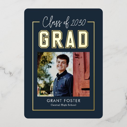 Afstuderen met Varsity Pride Folie EDITABLE KLOR F Uitnodiging (Voorkant)