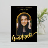 Afstuderen Photo Arch Stijlvol Script Zwart Goud Folie Uitnodiging (Staand Voorkant)