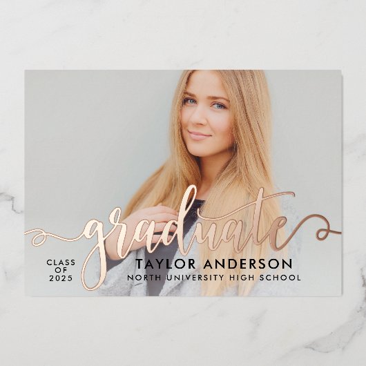 Afstuderen Roos Gold Modern Script Afstuderen Foto Folie Uitnodiging (Voorkant)