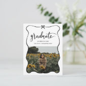 Afstuderen script Handgeschreven Schattige Bow Hea Aankondigingskaart (Staand voorkant)