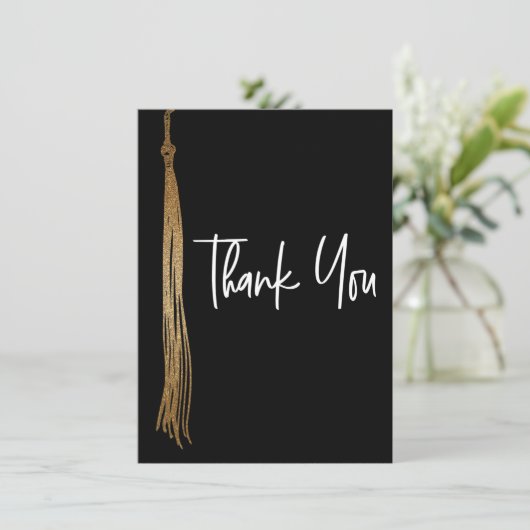 Afstuderen Zwart Goud Tassel Modern Handgeschreven Bedankkaart (Staand voorkant)