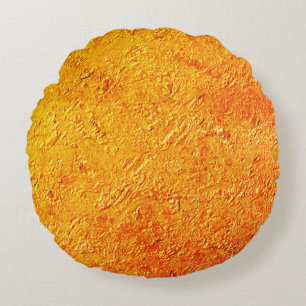 Afwijkende wand met gele en oranje textuur rond kussen