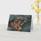 Agate rochers sur la carte de voeux du rivage. (Fleur jaune)