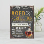 Aged to Perfection Whiskey Verjaardag Uitnodiging (Staand voorkant)