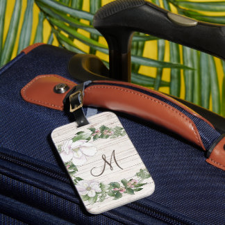 Aged Wood Monogram met Magnolias Wreator Bagagelabel