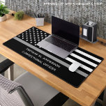 Agent correctionnel Ligne mince personnalisée<br><div class="desc">Mince Gris Line American Flag Correctional Officer Mat - USA American flag design in Correctional Officer Flag couleurs. Parfait pour tous les agents correctionnels, les agents de probation, les agents de libération conditionnelle, les geôliers. Personnalisez ce mince tapis de bureau argenté avec nom, titre. Parfait pour les cadeaux de fin...</div>