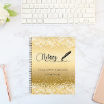 Agent de signature de prêt notaire or 2025<br><div class="desc">Un arrière - plan à l'allure fausse or,  décoré d'un stylo en plumes. Personnalisez et ajoutez un nom et une ou plusieurs années. Texte en noir : Notaire</div>