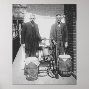 Agenten tonen whiskey-distilleerderij, 1920. Antie Poster