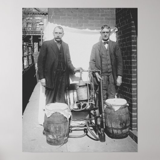 Agenten tonen whiskey-distilleerderij, 1920. Antie Poster (Voorkant)