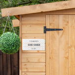 Agritourisme Elle Shutter Salle d'artisanat<br><div class="desc">Parfait pour elle,  elle a jeté ! ! Cette adorable enseigne en bois a un design en tuiles mignonnes qui lui donne une atmosphère de ferme moderne. Ce panneau peut être personnalisé avec un nom et une année établie à l'aide de la fonction de personnalisation.</div>
