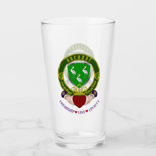 Ahearne Irish Shield & Claddagh Bier Glas (Voorkant)