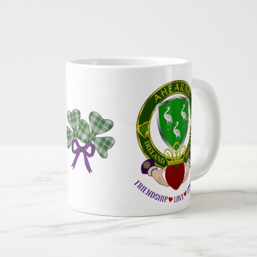 Ahearne Irish Shield w/Claddagh Personalized Extra Grote Beker (Voorkant rechts)