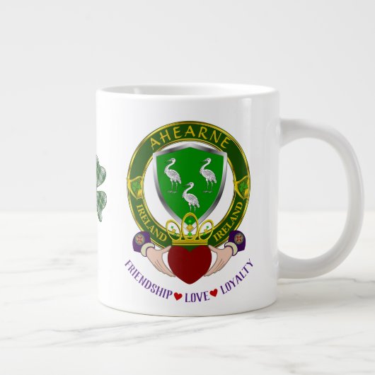 Ahearne Irish Shield w/Claddagh Personalized Extra Grote Beker (Rechts)