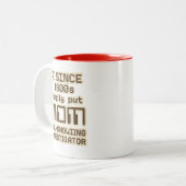 AI Since 1800s – MOM All-Knowing Investigator  Tweekleurige Koffiemok (Voorkant links)