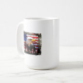 Aigle avec drapeau américain & soldats Mug (Devant gauche)