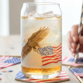 Aigle chauve patriote volant avec le drapeau améri