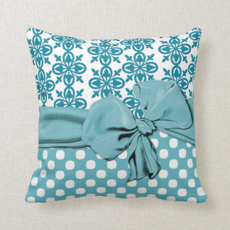 Aigue-marine élégante et coussin blanc de damassé
