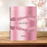 Aiguille en métal rose clair nom marbre 2023<br><div class="desc">Métal et agate rose,  gravure en pierre de marbre comme arrière - plan. Personnalisez et ajoutez votre nom. Le nom est écrit avec un script de style moderne écrit à la main.</div>