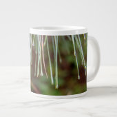 Aiguilles de pin et pluie 20 oz de Mug (Devant droit)