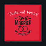 Aimant 40e anniversaire de Mariage noms personnalisés Rub<br><div class="desc">Commémorez votre quarantième anniversaire de mariage avec cet arrière - plan rouge rubis,  aimant personnalisé. Personnalisez les noms en texte noir à votre propre ou au couple célébrant cette étape. Idéal aussi pour une fête !</div>